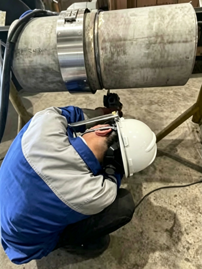 G168 orbital welder 110mm narrow spring-steel track with patented quick-buckle system installed on pipeline, 1-minute assembly, gear-type occlusal drive engagement